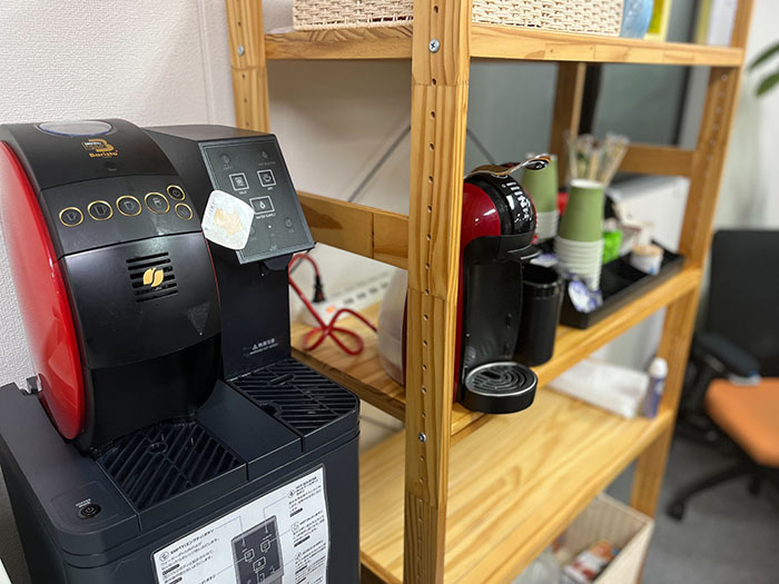 オフィス内にあるバリスタコーヒーメーカー